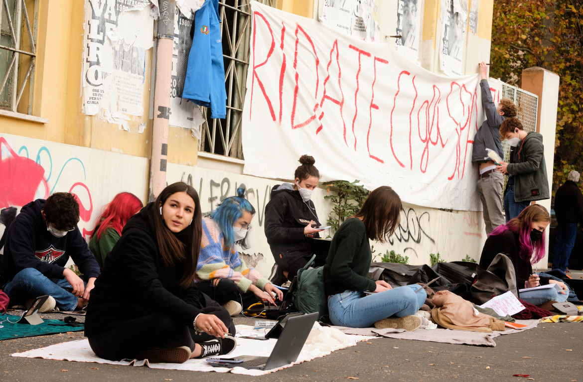 La scuola riapre a singhiozzo. E da oggi torna la protesta