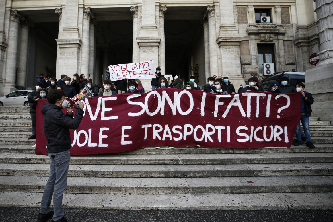 In classe in ordine sparso: «Riaprire le superiori in sicurezza, vaccini ora nelle scuole»