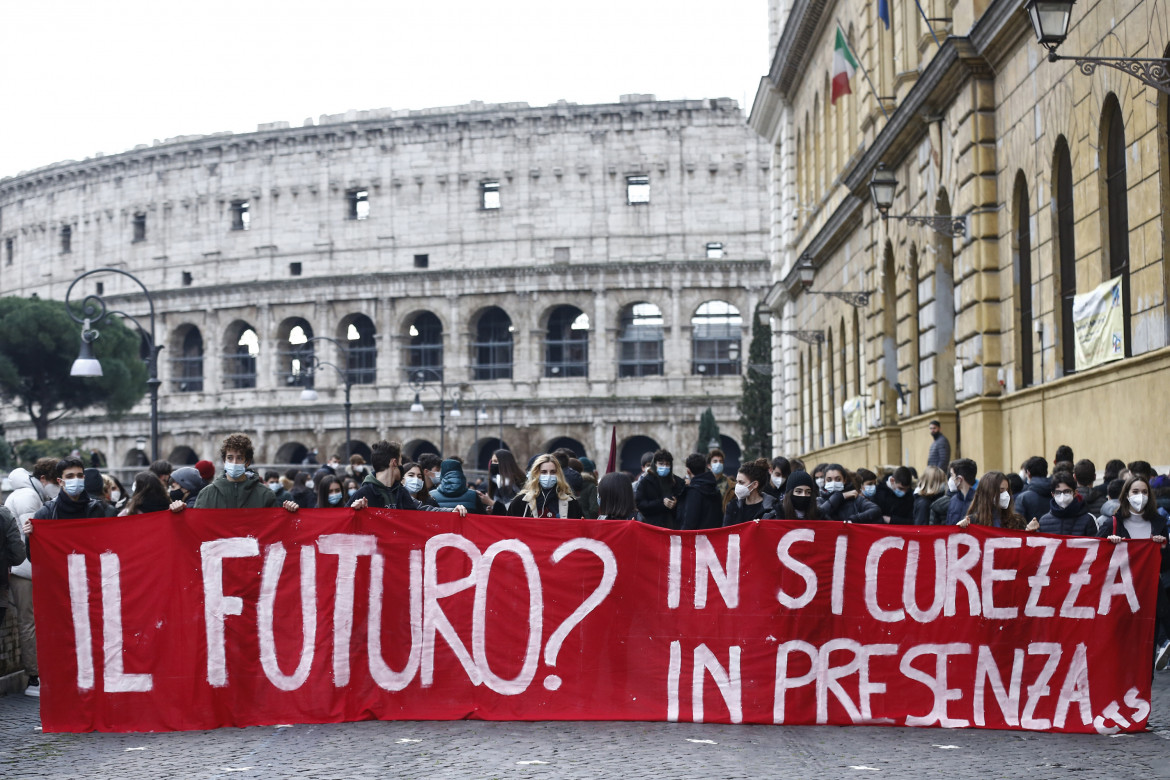 Fuori dagli schermi, sciopero della Dad e studenti in piazza