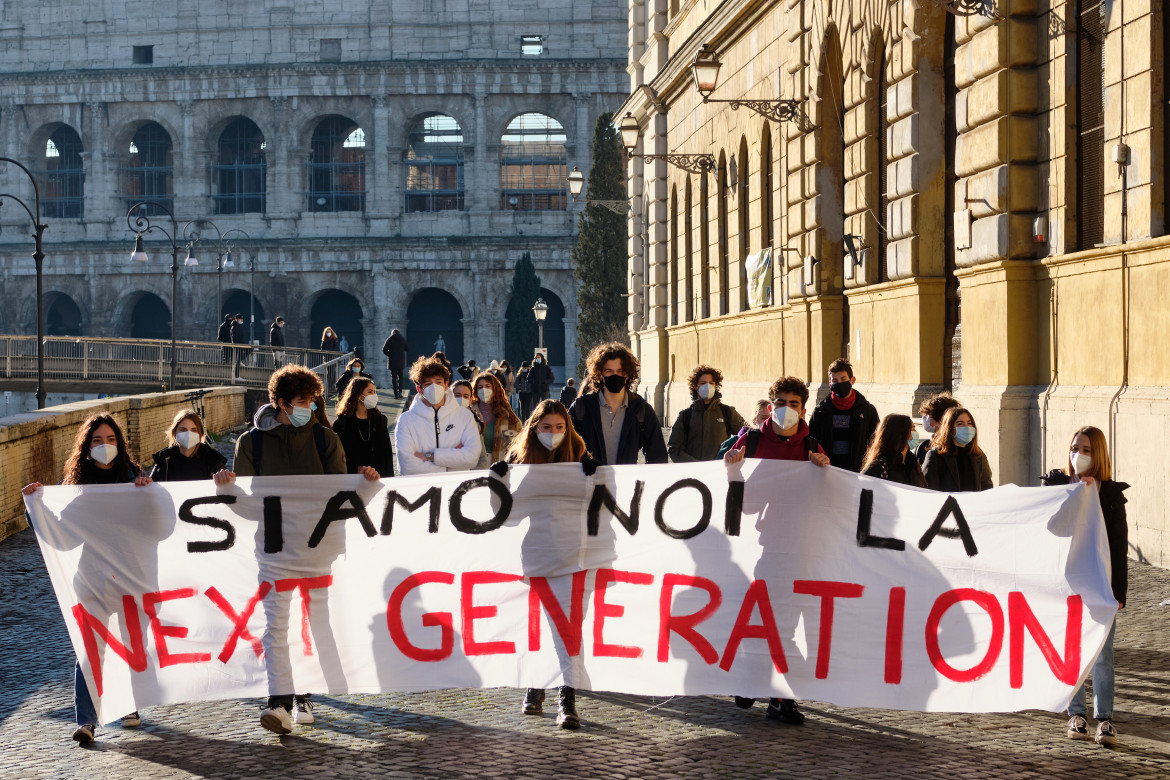 La crisi che riduce la società a sagome di cartone