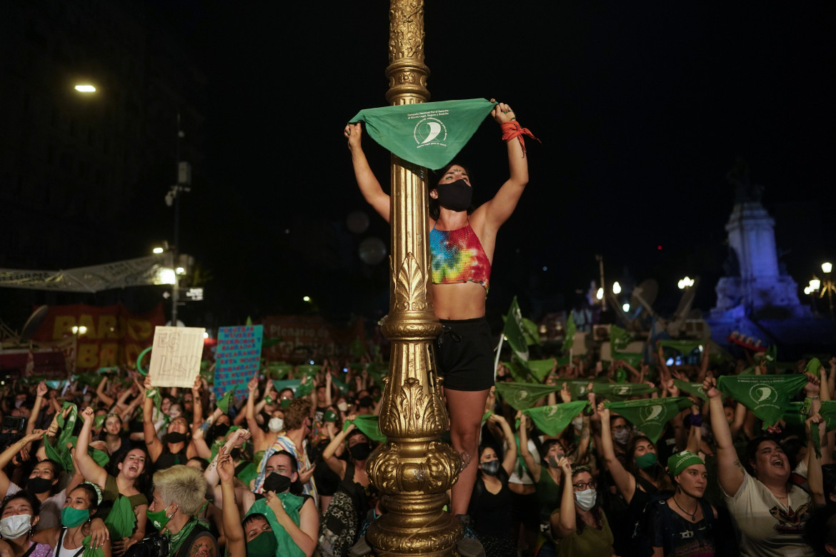 Aborto, l’onda verde argentina scuote tutto il continente