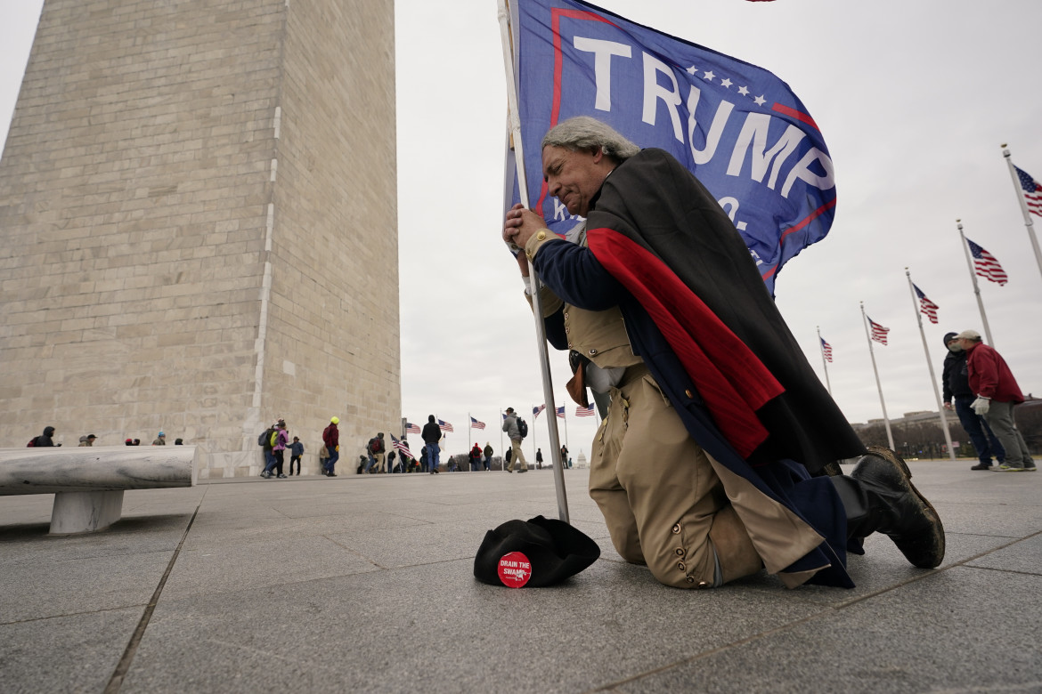 Fuggi-fuggi ma non troppo: il cerchio magico di Trump resiste