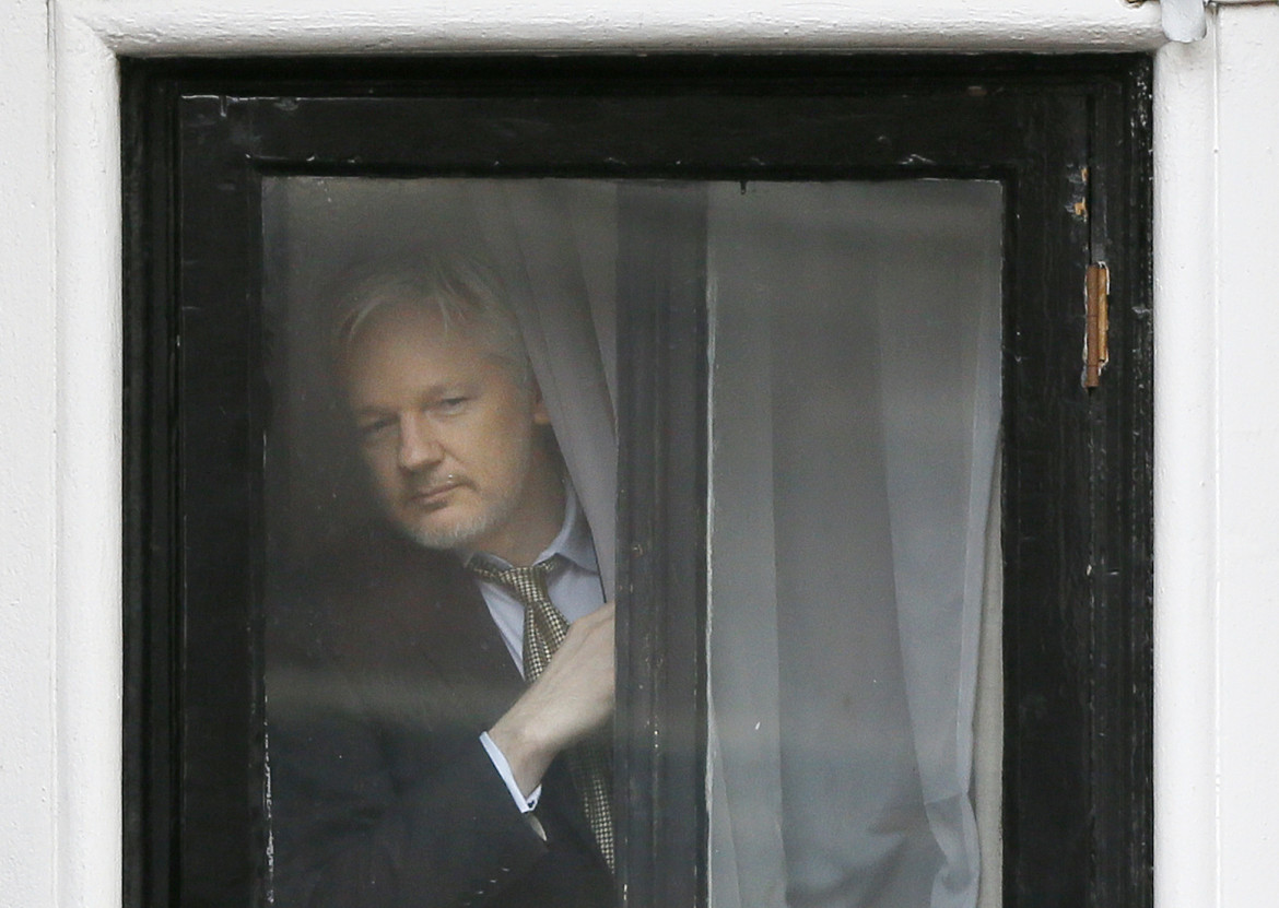 Il prigioniero politico Julian Assange finisce in «Camera caritatis»