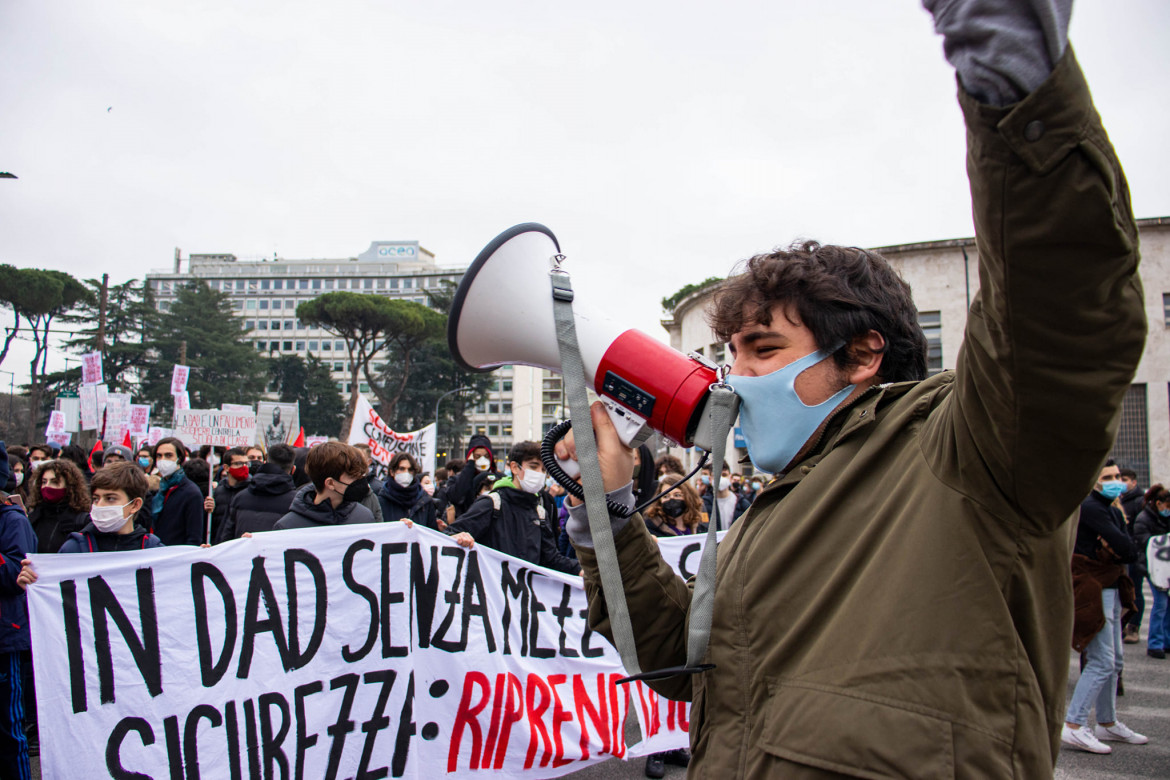 «A scuola sì, ma non così»: studenti in corteo in venti città