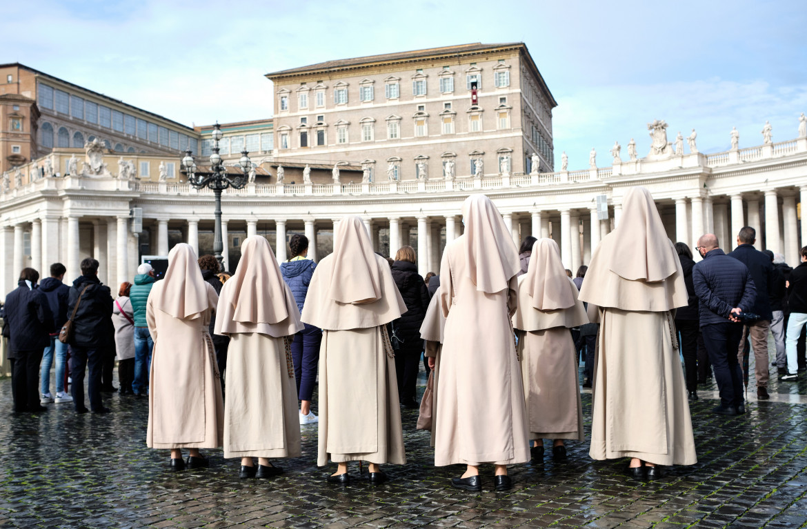 Donne sull’altare, «cambiare perché non cambi nulla»