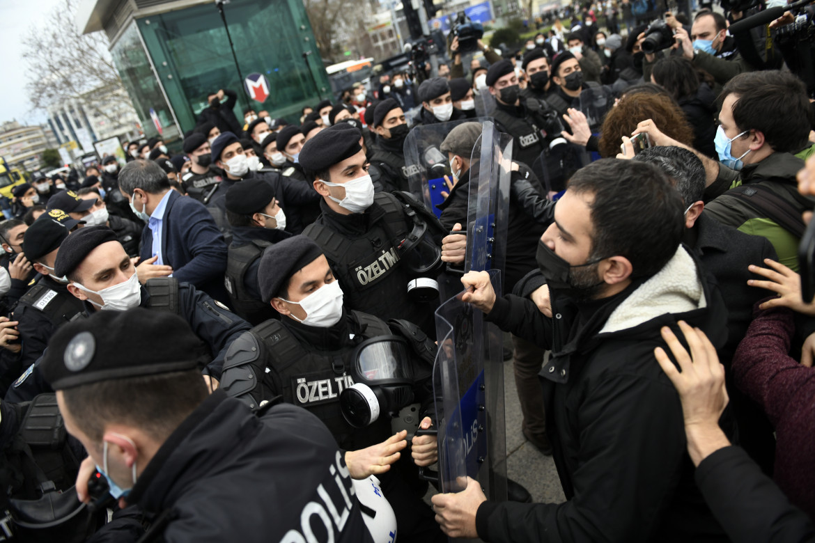 «Non abbassiamo la testa». Gli studenti sfidano Erdogan