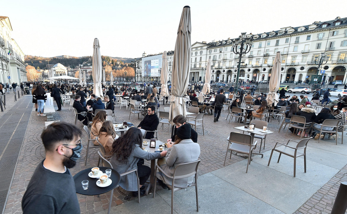 Regioni, stop agli spostamenti e niente visite in zona rossa