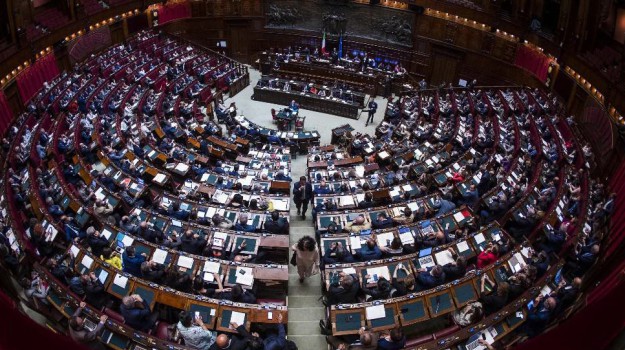 La camera all’unanimità: basta con i Dpcm