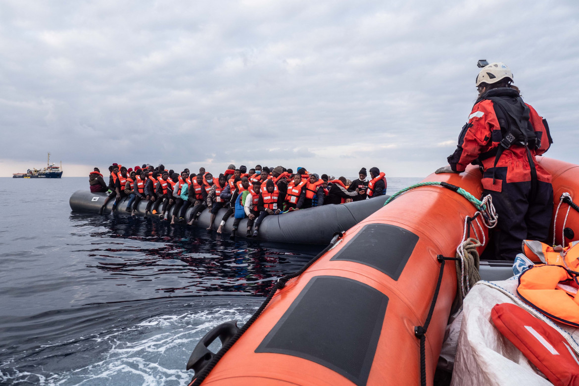 Benzina sul mare. Salvate 102 persone