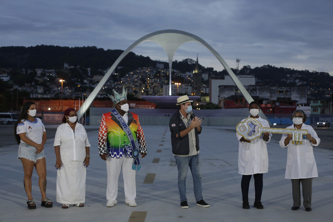 Il carnevale o la vita. A Rio il sambodromo è un centro vaccini