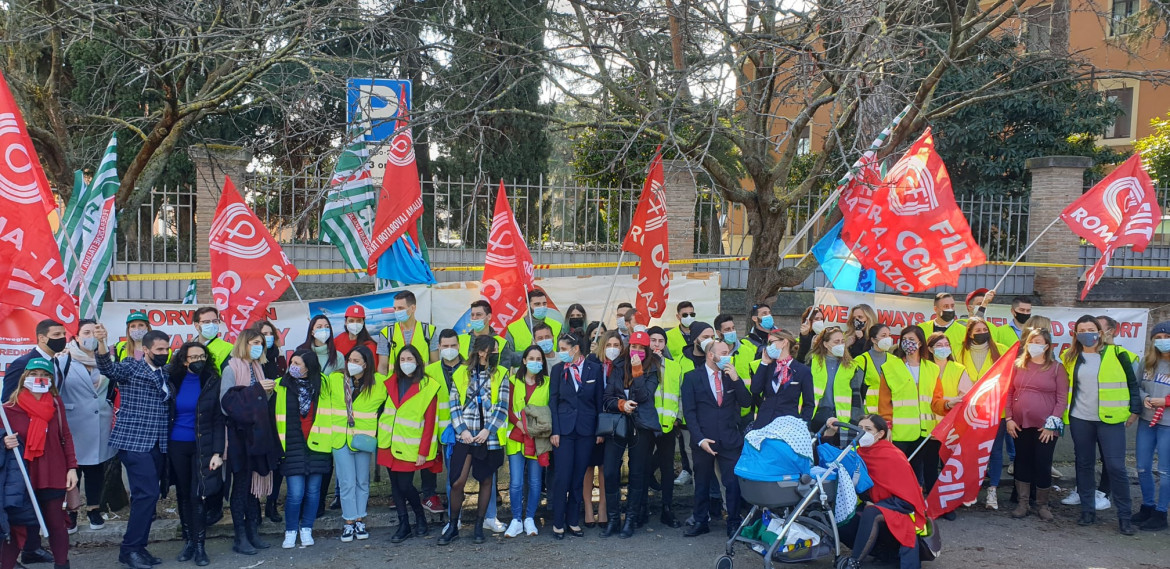 Norwegian verso la bancarotta, la protesta: «Per noi 300 neanche la cig»