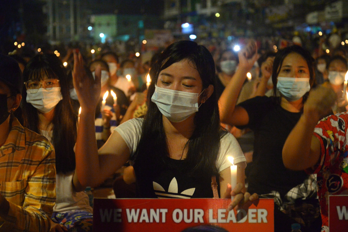 Spari sui manifestanti in Myanmar, almeno sei le vittime