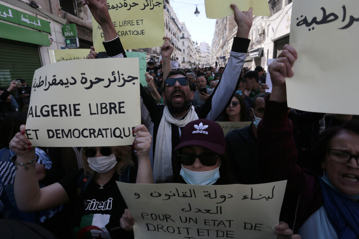 In Algeria il movimento Hirak resta in piazza:  «Smantelliamo lo Stato»