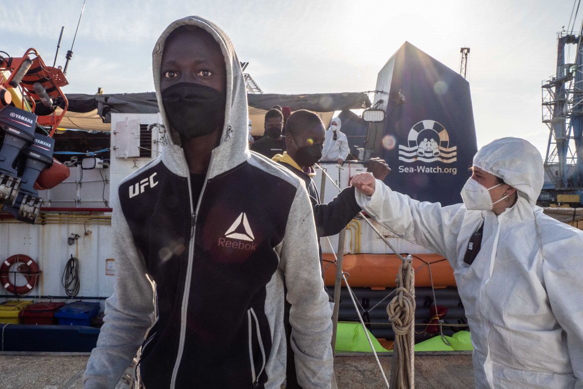 Augusta, la lunga attesa dei minori migranti col Covid-19