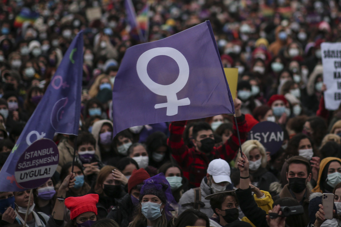 Una manifestazione femminista a Instabul, l'8 marzo 2021 foto Ap