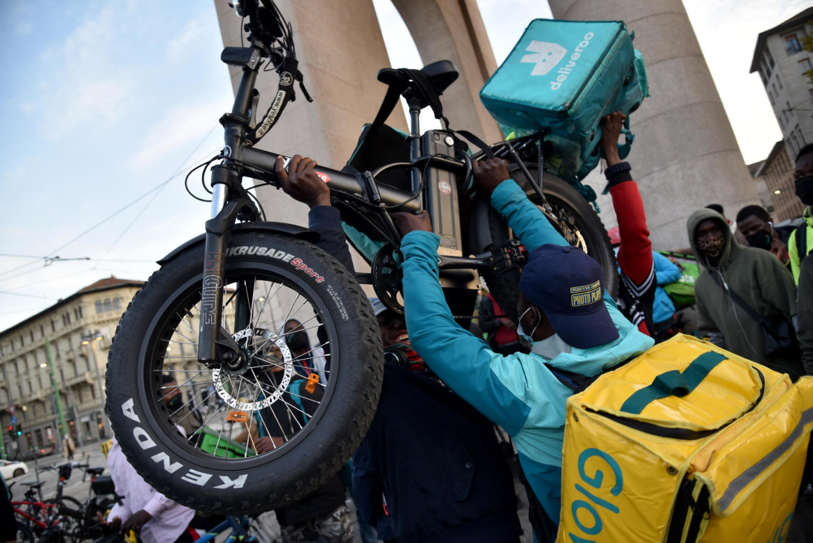 La convergenza delle lotte nel «No Delivery Day». Domani i rider scioperano in 30 città