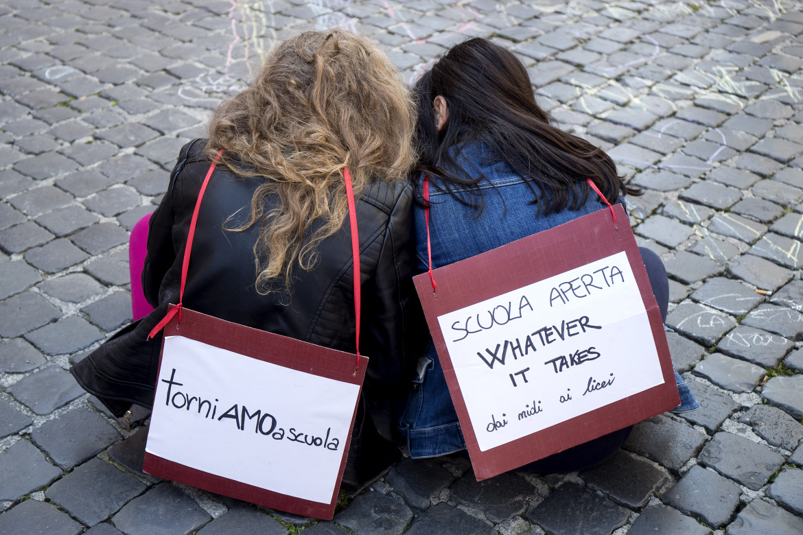 Rientro a scuola tra le proteste: «Dimenticati gli adolescenti»