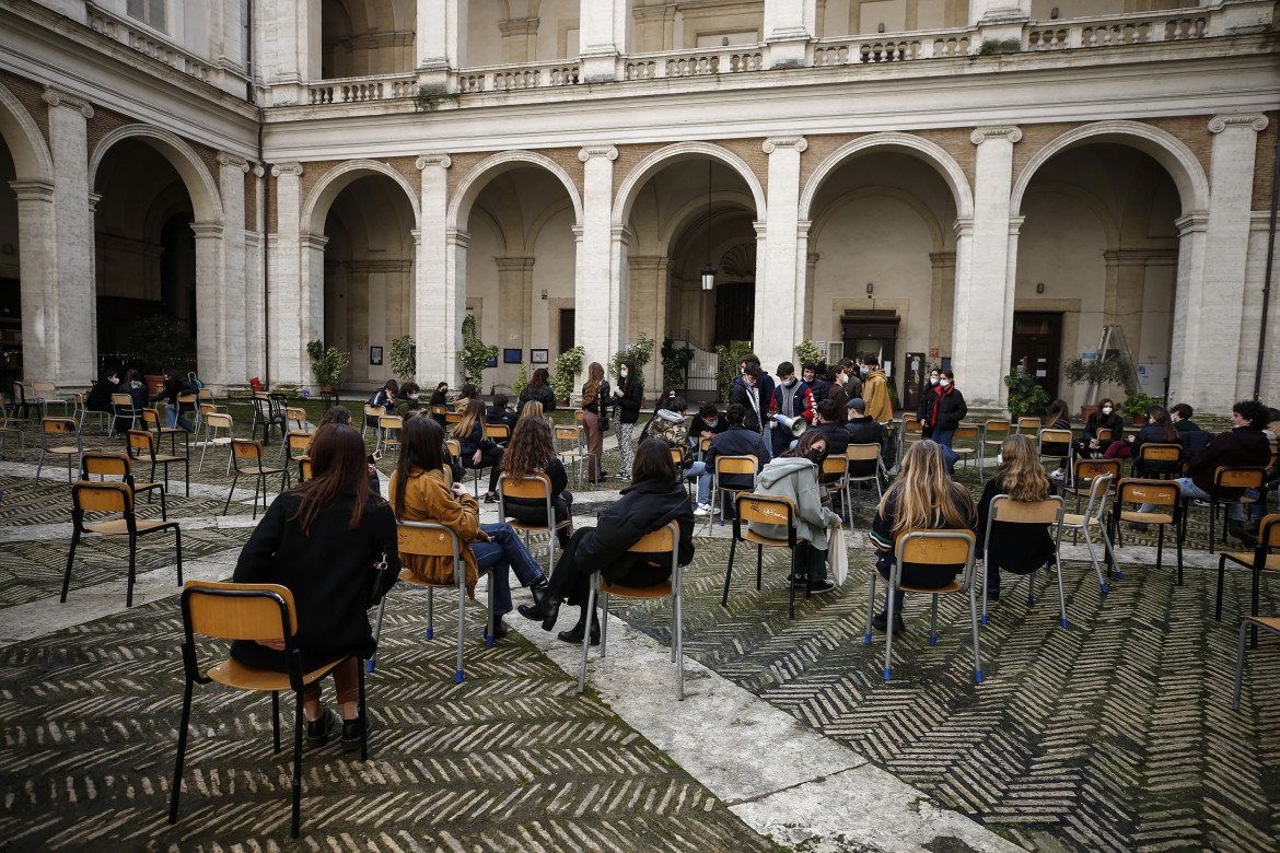 I giovani devono tornare a scuola, gli anziani devono uscire dalle Rsa