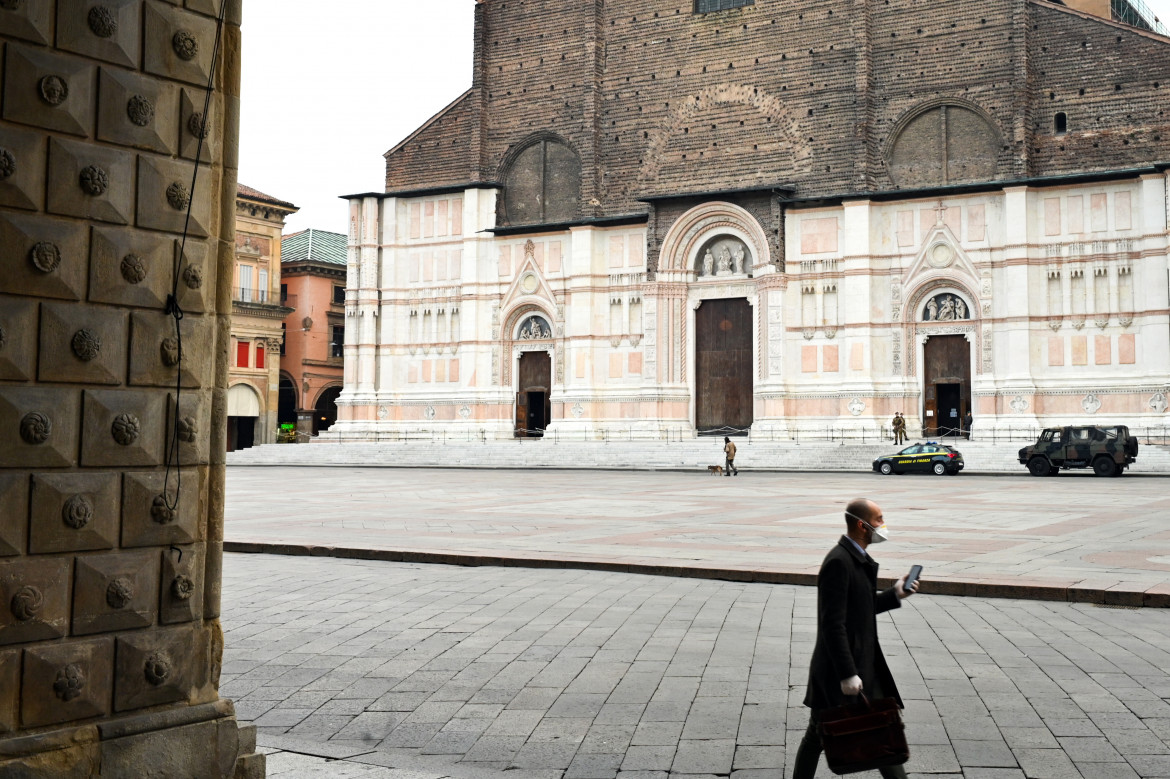 Bologna alle soglie di un lockdown duro. Il sistema sanitario scricchiola