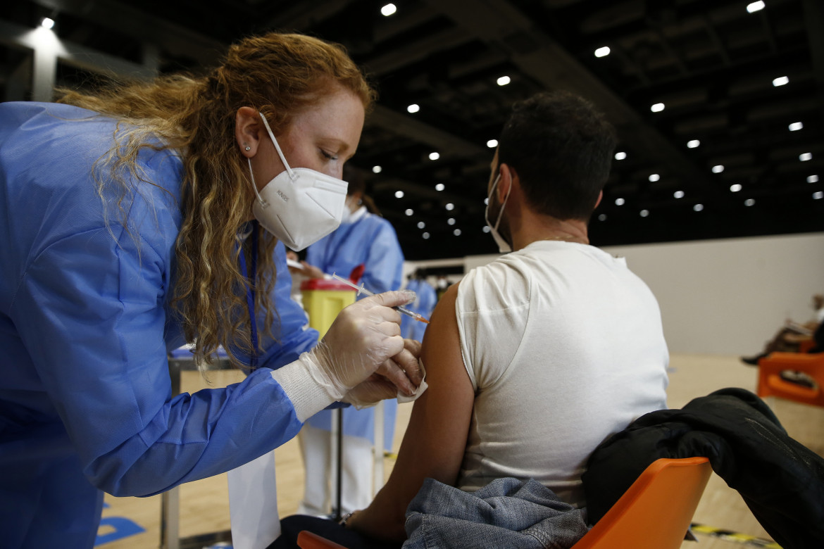 Vaccini, le promesse del premier e lo scoglio della realtà