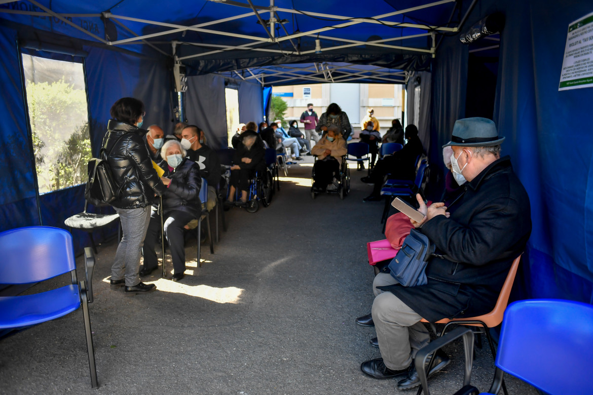 Vaccini, stop e si riparte.  L’ordinanza di Figliuolo: priorità per fasce d’età