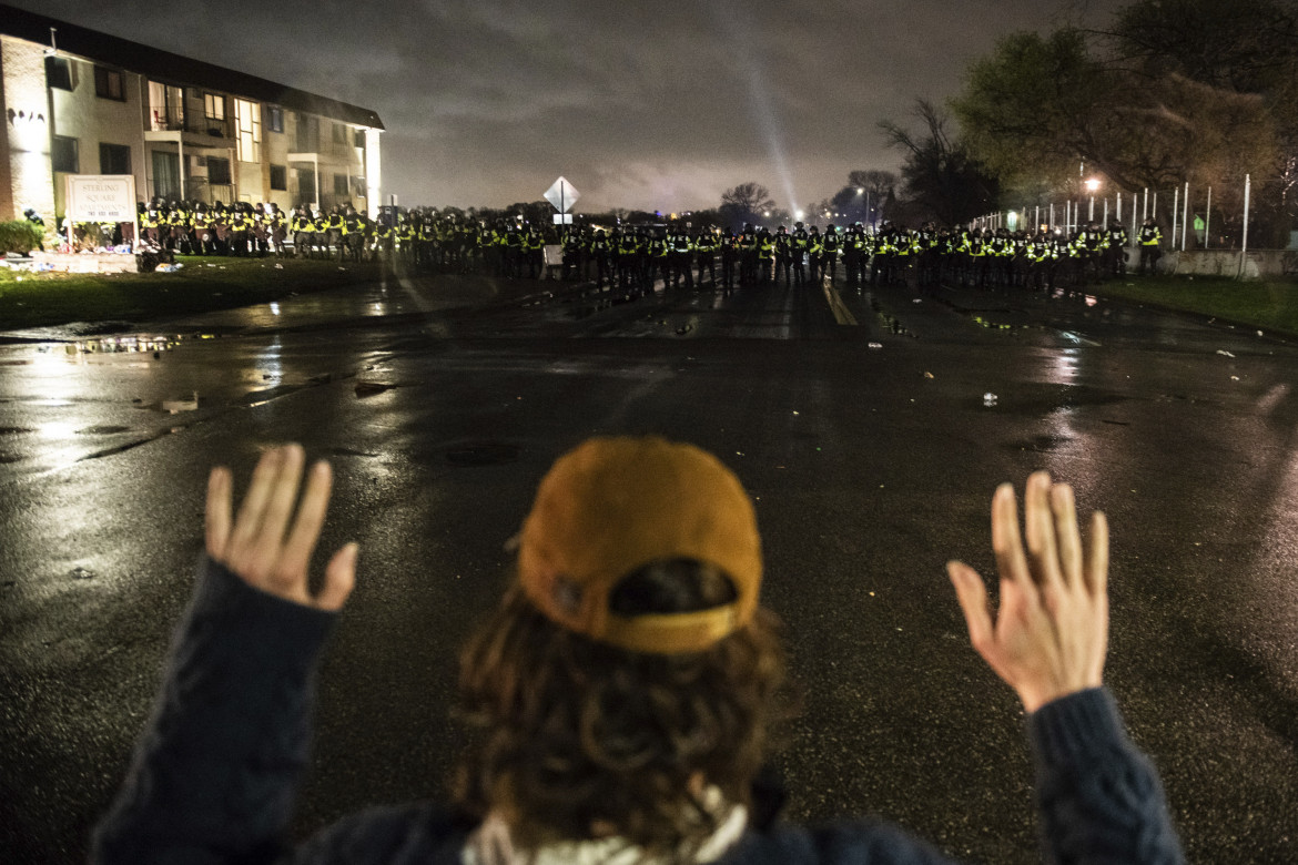 «Abusi e omertà: il muro blu della polizia americana»