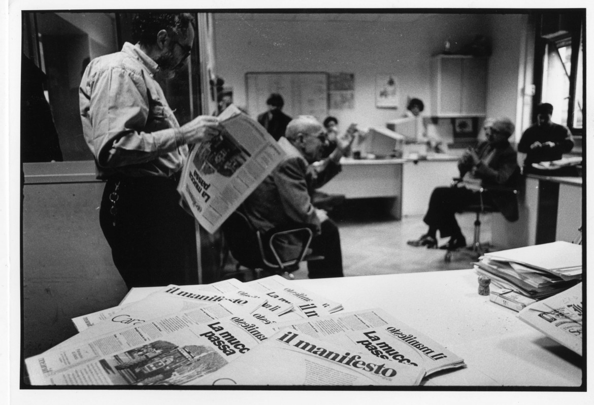 Riunione di redazione con Pintor, foto Riccardo De Luca