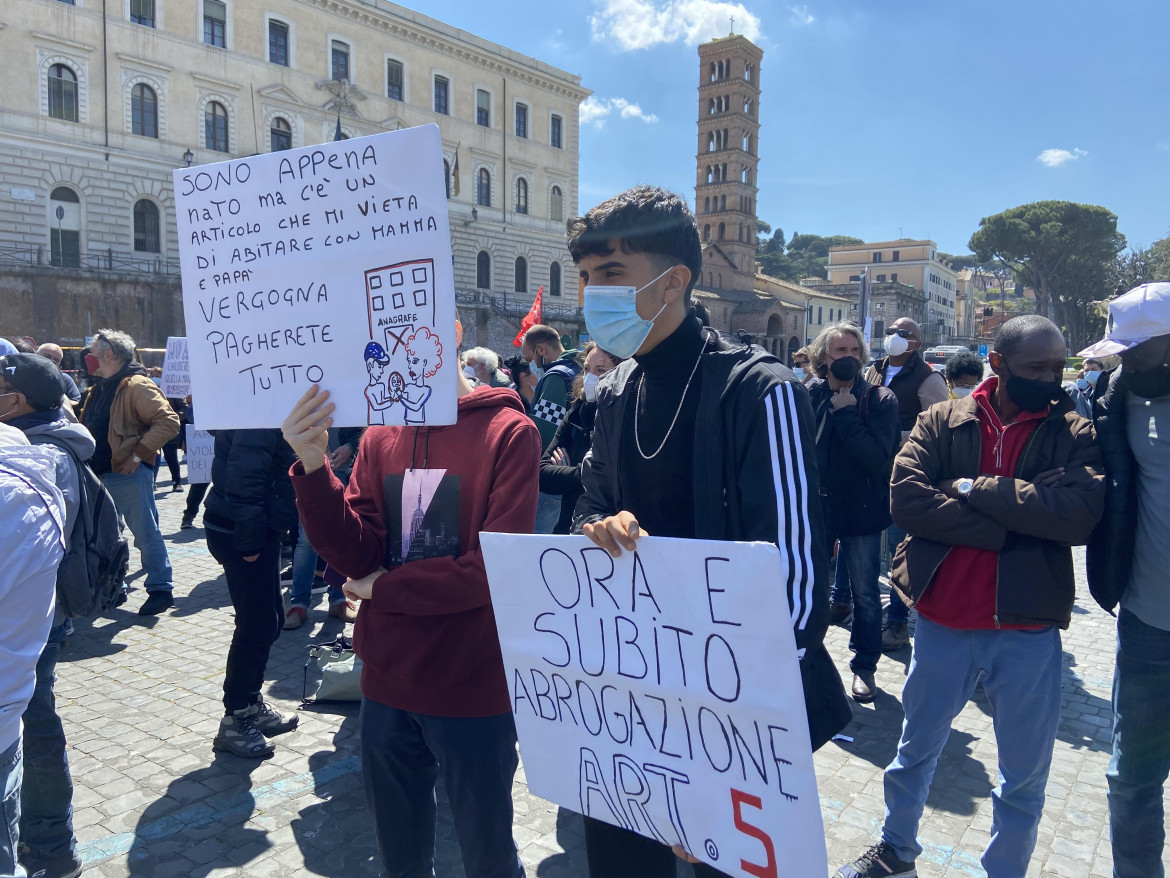 Roma, in piazza per la casa: «Iscrizione anagrafica e diritto all’abitare per tutti»