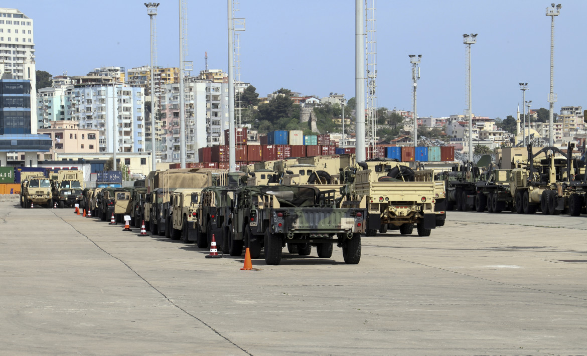 In piena pandemia la Nato gioca alla guerra nei Balcani