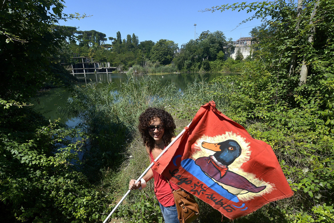 La battaglia del lago dell’ex Snia contro ruspe e proprietà predatoria