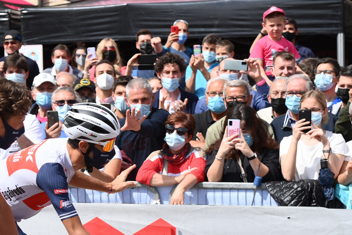 Fortunato e Bernal fanno luce al Giro delle nebbie