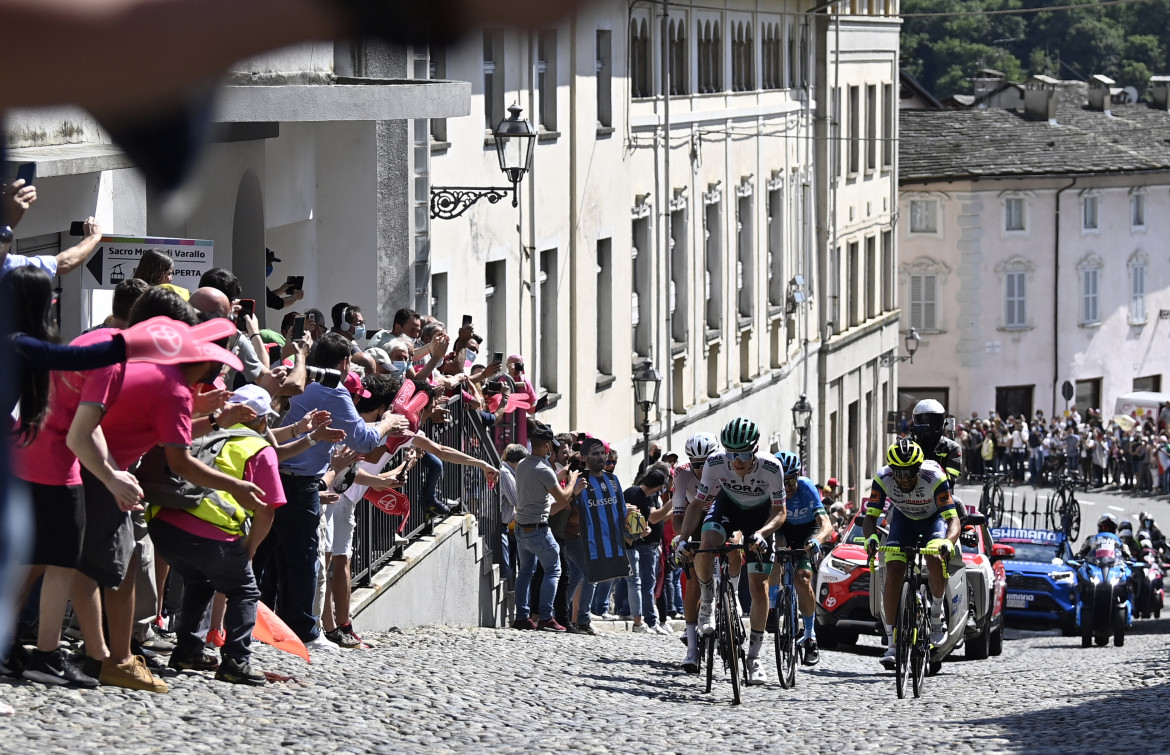 L’Alpe di Mera sorride a Yates, Gianni Rodari sorride ai gregari