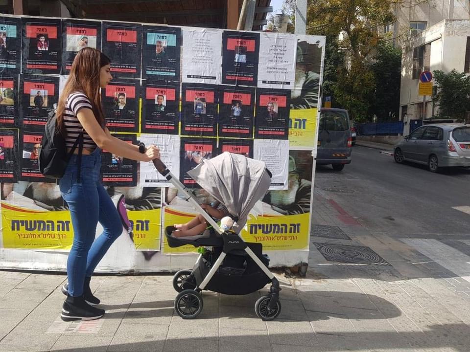 Sui muri di Israele appaiono le foto dei bambini di Gaza uccisi dai raid aerei