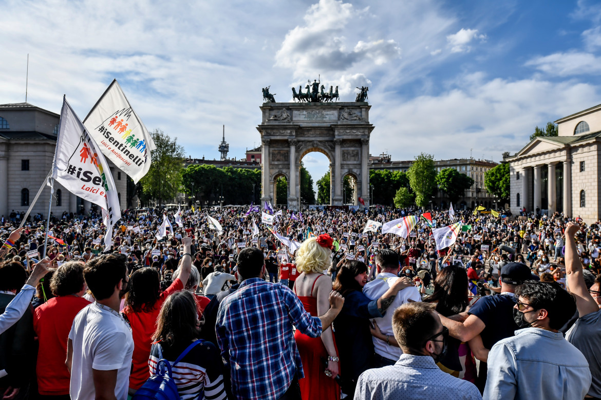 A Milano c’è l’arcobaleno: «Approvate la legge Zan»