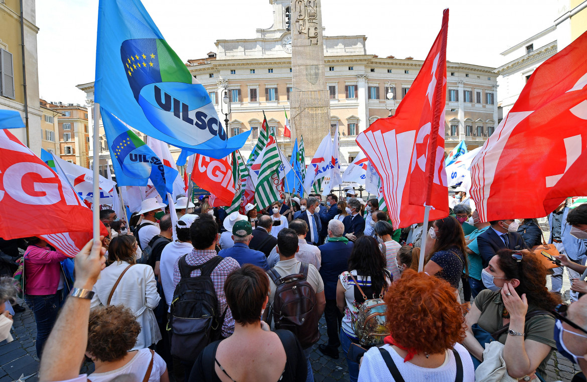 La scuola protesta: per settembre serve nuovo reclutamento