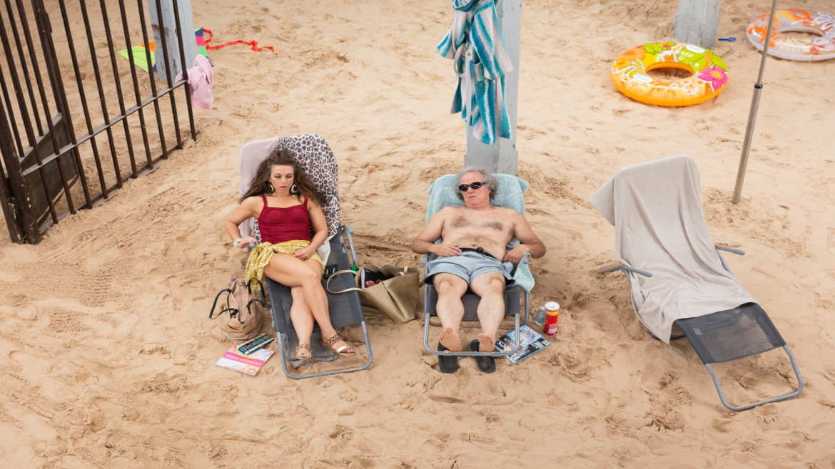 Sole mare e canzoni, la crisi ambientale in un tableau vivant