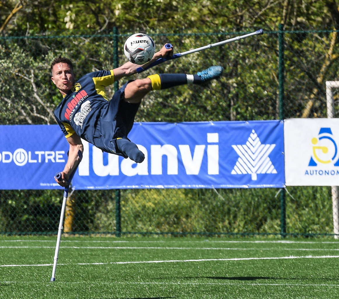 La sfida vinta del calcio in stampelle