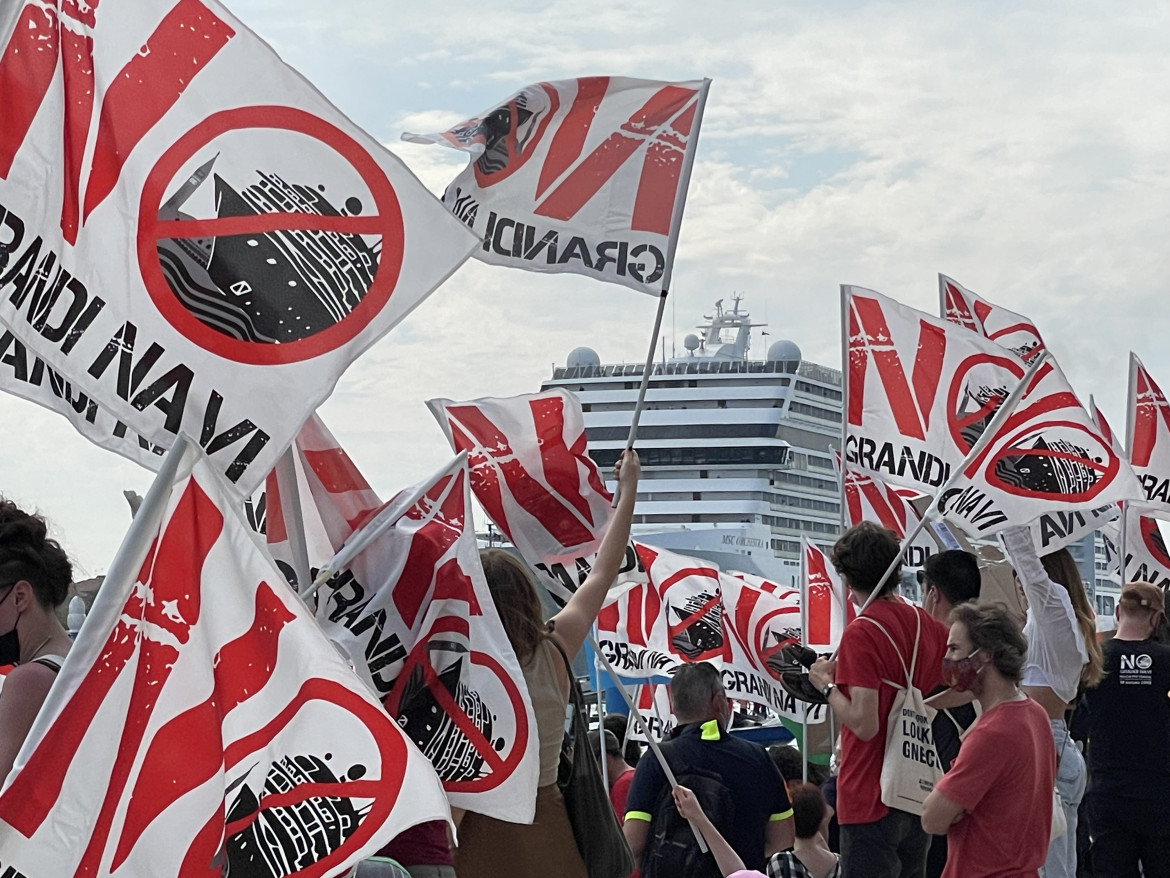 Riecco le Grandi Navi a Venezia, e la protesta: «Il decreto del governo è una fake news»