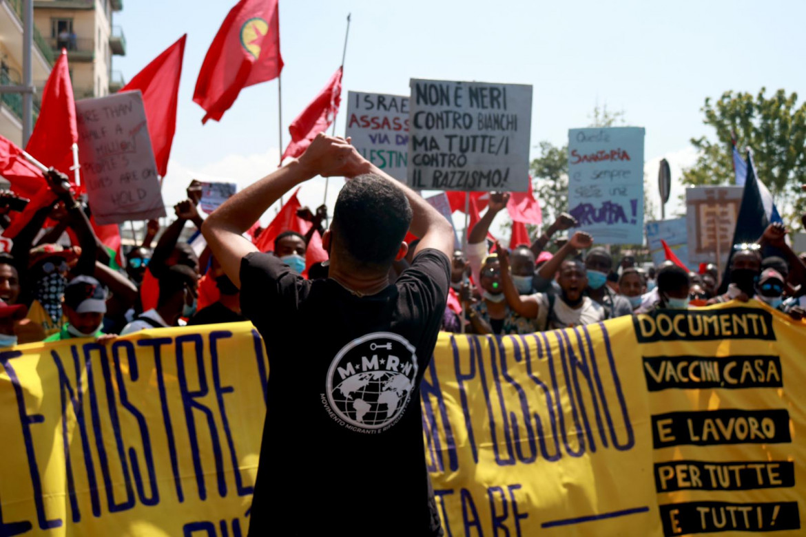 Napoli, il Movimento migranti e rifugiati in corteo per il Permesso d’emergenza