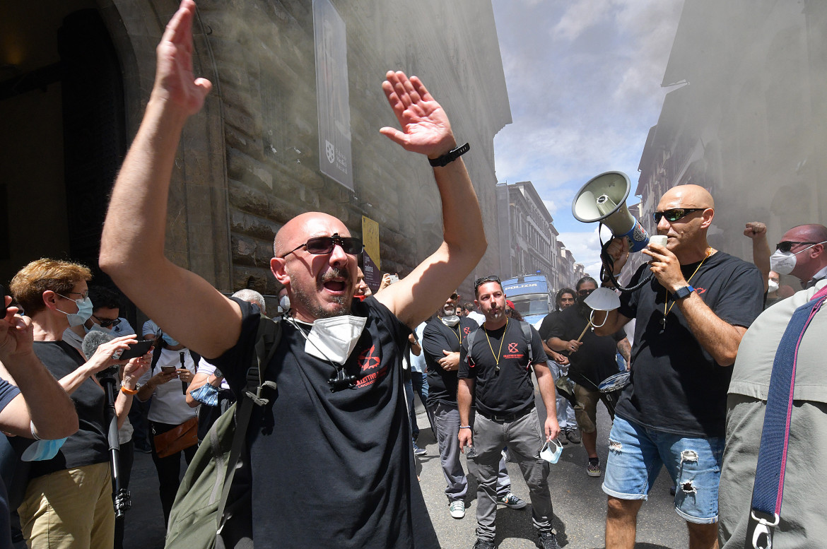 Una piazza di popolo per le tute blu Gkn: “Intervenga il governo”