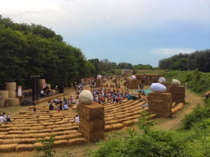 In Romagna, note da un mondo ideale, trascinati dall’orchestra «onnipotente» Marcel Duchamp