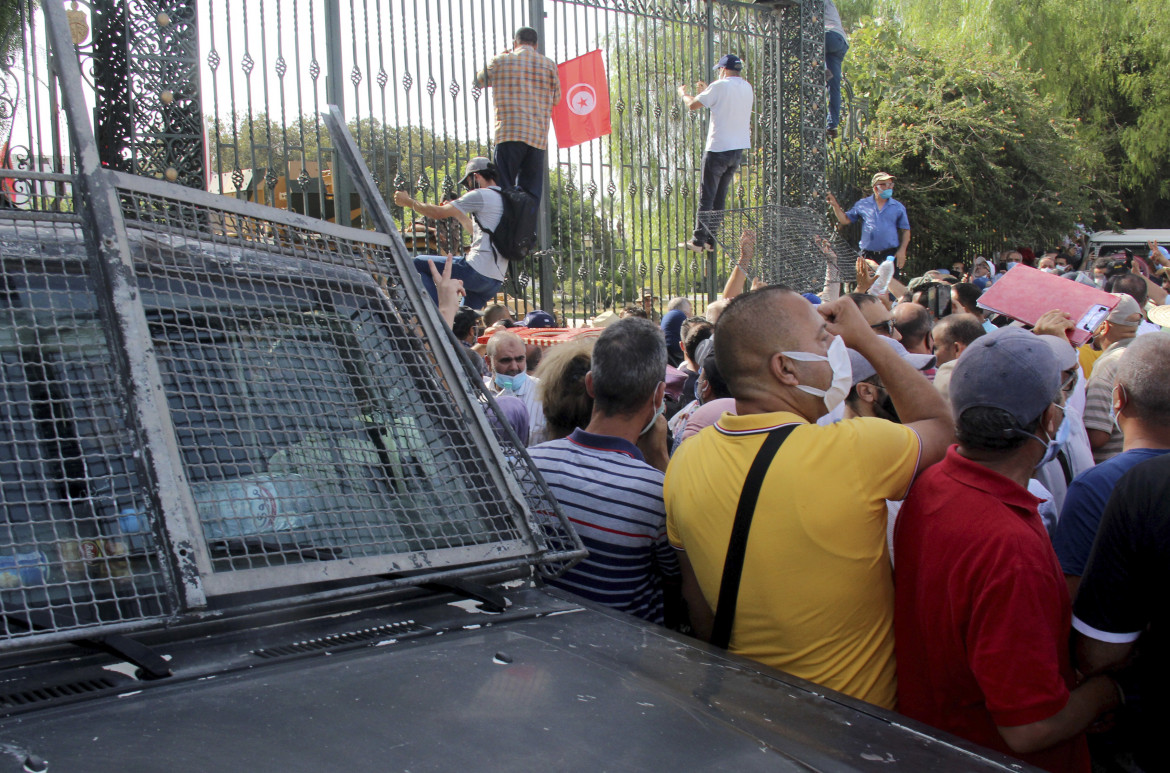 Tunisia in attesa. Saied «chiude» le piazze, Ennahda abbozza