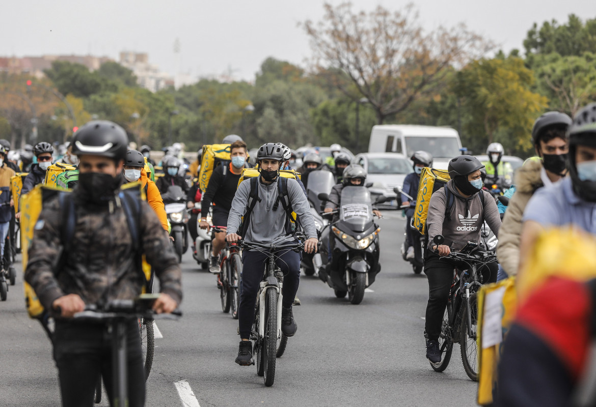 Nuova legge per assumere i rider e Deliveroo dice addio alla Spagna