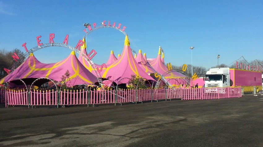 Artisti sotto la tenda del circo, in attesa