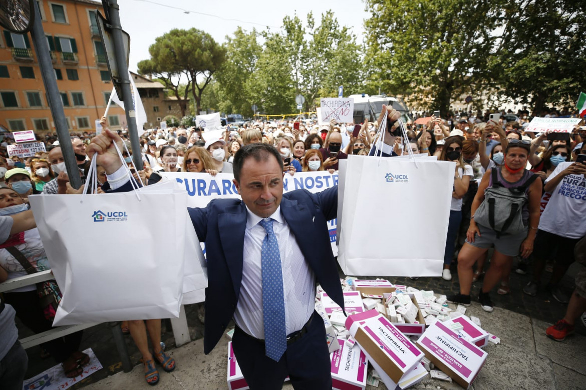 «Farmaci e passa tutto»: a Roma la manifestazione per le cure domiciliari anti Covid