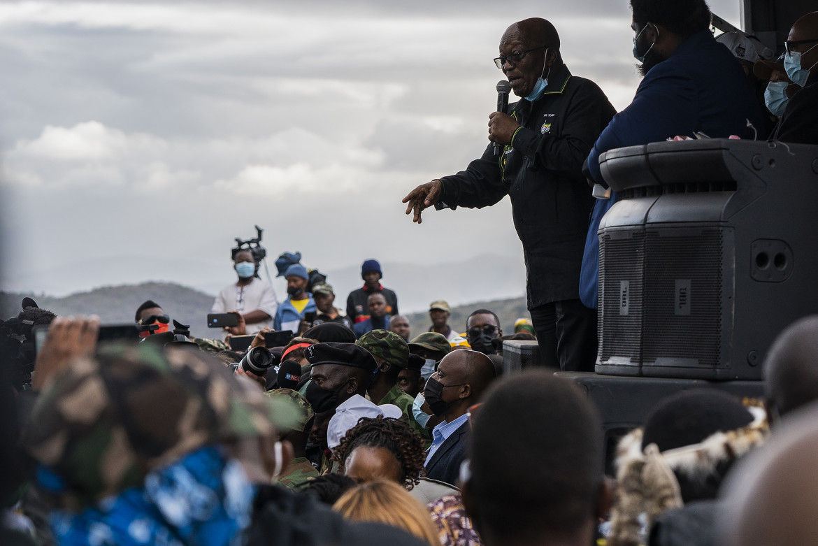 Zuma rifiuta l’arresto per oltraggio, scontro frontale con i giudici