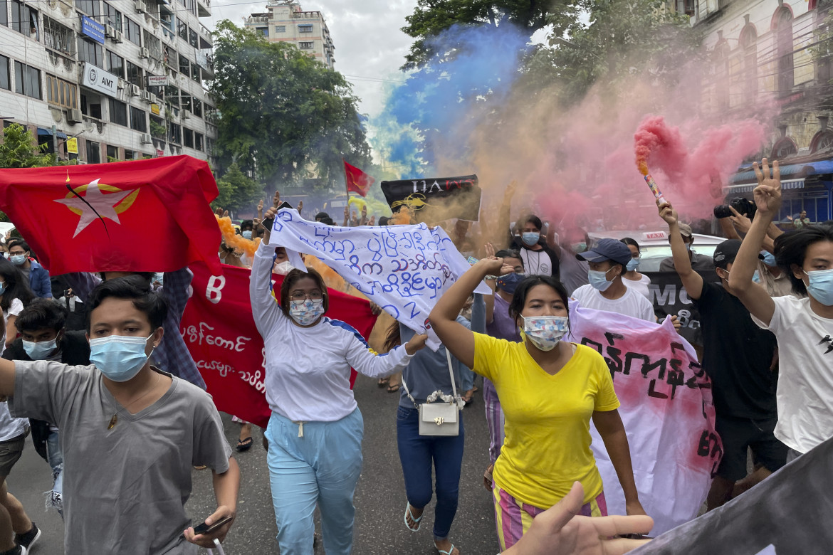 Min Aung Hlaing si proclama premier e porta lo stato di emergenza al 2023