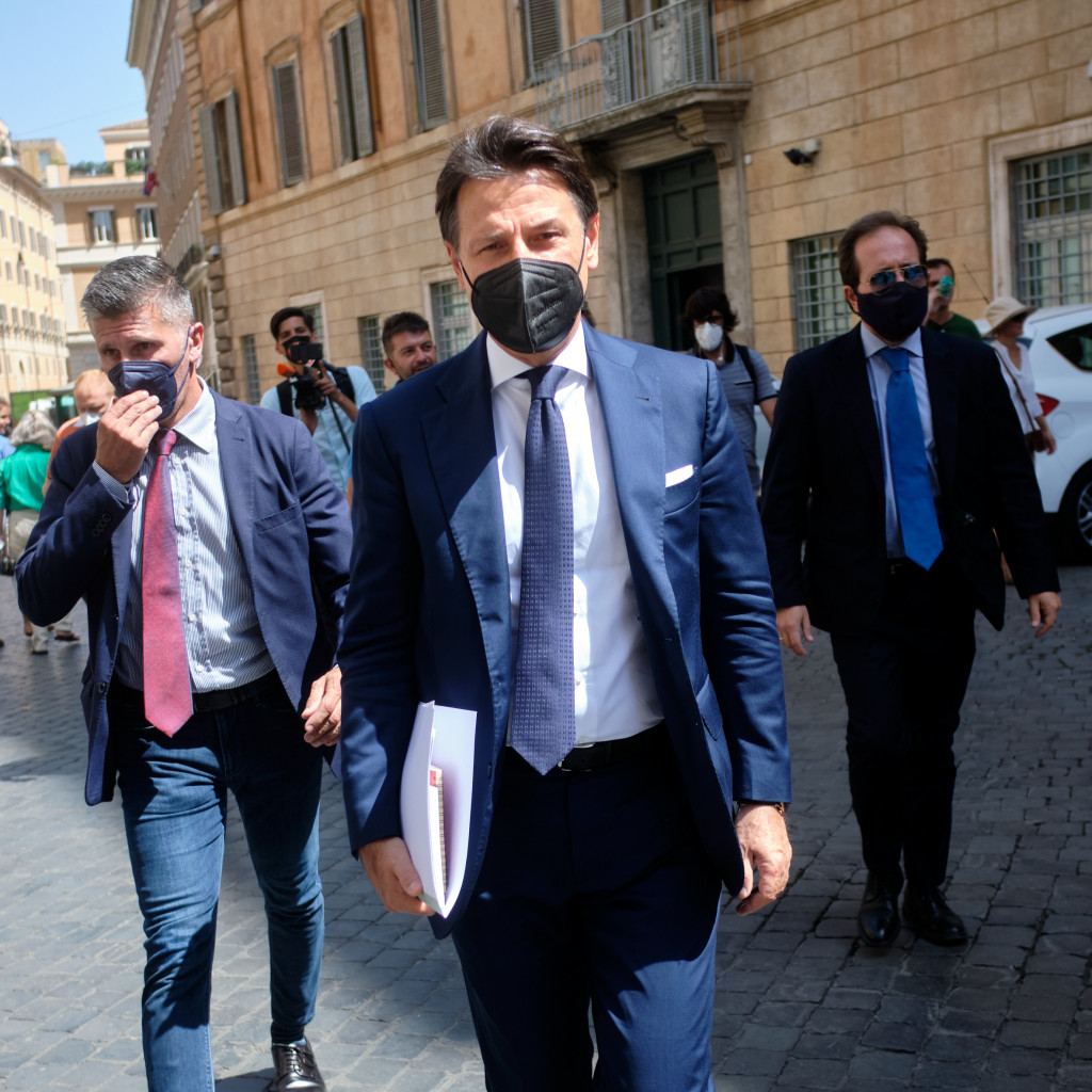 La partita tripla di Giuseppe Conte. In prima linea per tenere uniti i suoi