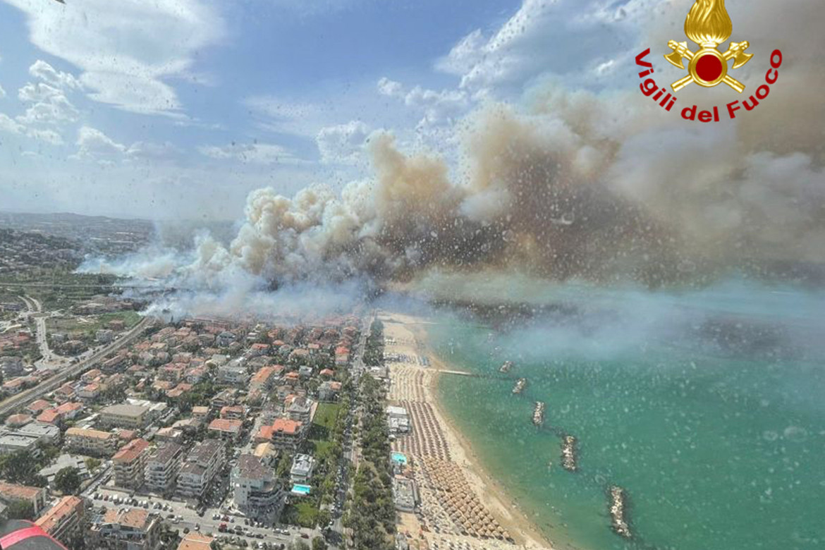 L’Abruzzo  brucia. E taglia i fondi ai vigili del fuoco