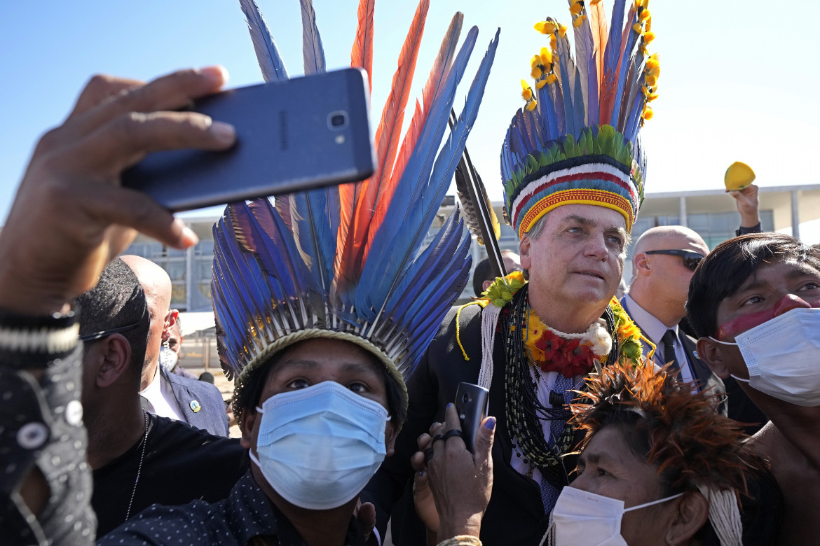 Brasile, Bolsonaro «fa l’indigeno»